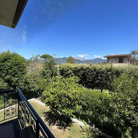 Dei Marmi With Large Private Garden, Near The Forte dei Marmi